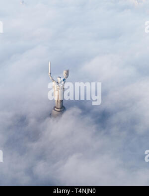 Vue aérienne du Monument Patria, enveloppé dans un épais brouillard. Les sites historiques de l'Ukraine. Banque D'Images