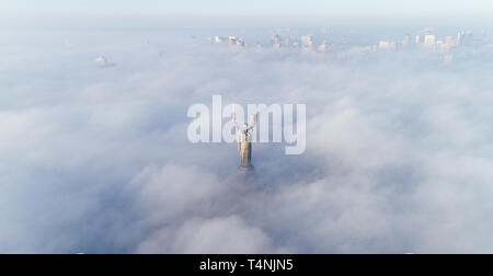 Vue aérienne du Monument Patria, enveloppé dans un épais brouillard. Les sites historiques de l'Ukraine. Banque D'Images