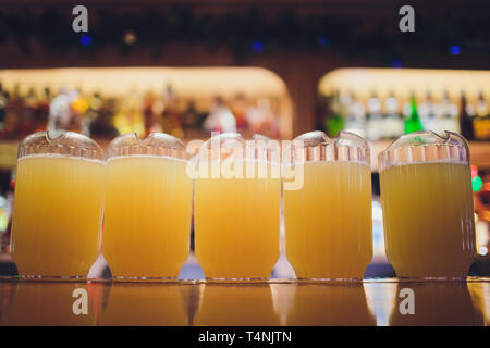 Belle photo dynamique de couleur or verres assortiments sur table en bois, une journée ensoleillée d'été, l'allemand bière de blé non filtrée. Banque D'Images