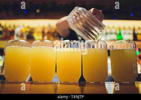 Belle photo dynamique de couleur or verres assortiments sur table en bois, une journée ensoleillée d'été, l'allemand bière de blé non filtrée. Banque D'Images