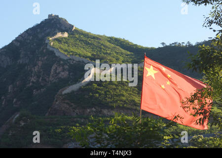 Drapeau chinois sur l'affichage en face de la Grande Muraille de Chine Banque D'Images