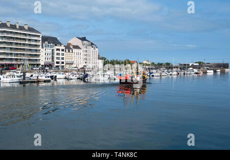 Cherbourg-Octeville, France - 28 août 2018 : vue sur le quai dans le port de Cherbourg. Normandie, France Banque D'Images