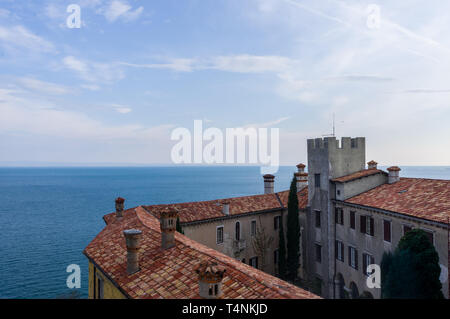 Duino, Italie (14 avril 2019) - Vue d'un des tours du château de Duino sur la côte Adriatique près de Trieste Banque D'Images