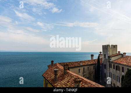 Duino, Italie (14 avril 2019) - Vue d'un des tours du château de Duino sur la côte Adriatique près de Trieste Banque D'Images