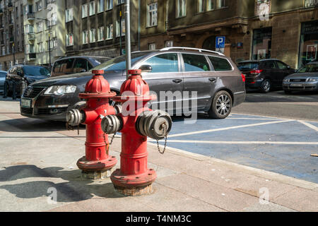 Varsovie, Pologne. Avril 2019. deux poteaux sur le trottoir d'une rue du centre-ville Banque D'Images