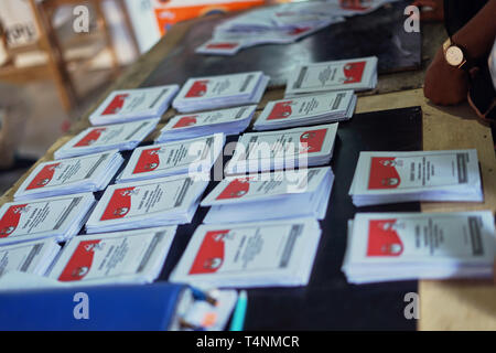 Banda Aceh, Indonésie - 17 avril, 2019 : Pile de bulletins de vote des élections présidentielles prêt pour le comptage à Pelanggahan de scrutin dans l'Ac Banque D'Images