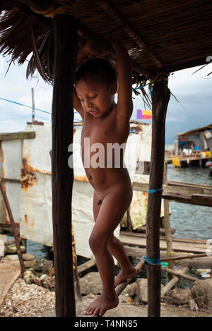 Kuna Garçon jouant autour sans vêtements. Sugtupu Carti Carti ; l'une des îles de Guna Yala villages autochtones. Îles San Blas, Panama. Oct 2018 Banque D'Images