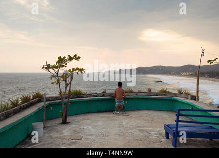 Vue arrière de l'homme jouissant de la vue sur la côte à Zipolite. L'état d'Oaxaca, au Mexique. Apr 2019 Banque D'Images