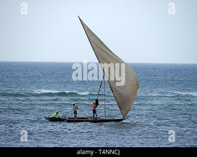 La souche des pêcheurs locaux comme ils naviguer leurs outrigger canoë pêche caractéristique appelé un ngalawa dans l'Océan Indien au large de Watamu, Kenya, Africa Banque D'Images