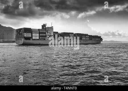 Photo en noir et blanc d'un WAN HAI LINES Container Ship, WAN HAI 501, l'entrée dans le canal de l'est occupé Lamma qui quitte le port de Victoria, Hong Kong. Banque D'Images