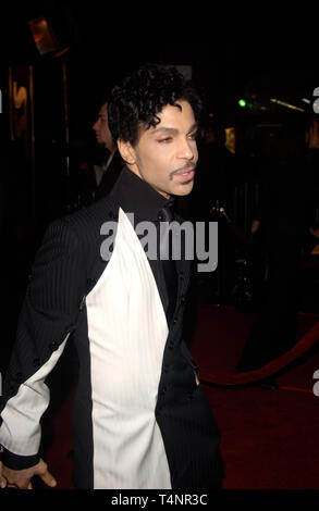 LOS ANGELES, CA. 08 décembre 2004 : la chanteuse PRINCE au Hollywood premiere de Ocean's Twelve. Banque D'Images