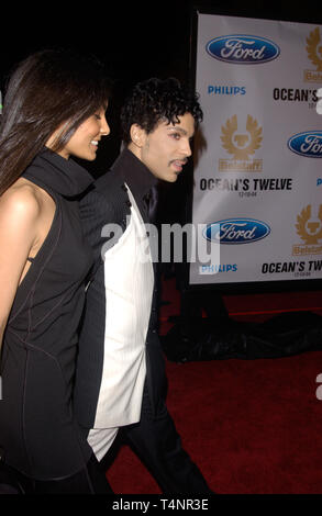 LOS ANGELES, CA. 08 décembre 2004 : la chanteuse PRINCE au Hollywood premiere de Ocean's Twelve. Banque D'Images