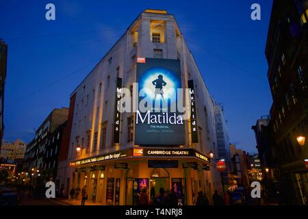 Seven Dials & Matilda, Cambridge Theatre, Covent Garden, Londres, Angleterre. Banque D'Images