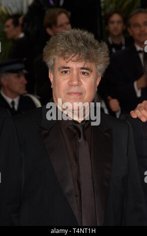 CANNES, FRANCE. 12 mai 2004 : le réalisateur Pedro Almodovar à l'occasion du gala d'ouverture du 57e Festival de Cannes. L'ouverture de l'examen préalable a été Pedro Almodovar la mauvaise éducation. Banque D'Images