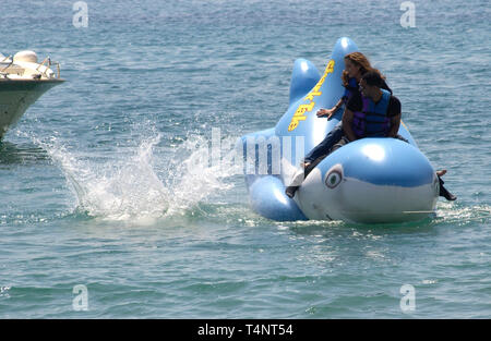 CANNES, FRANCE. 14 mai 2004 : ANGELINA JOLIE & Will Smith ride un requin gonflable autour de la baie de Cannes pour promouvoir leur nouveau film de requins au Festival de Cannes, Cannes, France. Banque D'Images