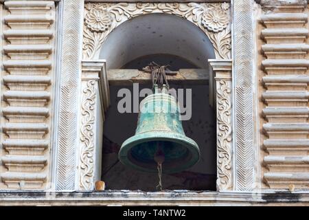 Vert isolé cloche de bronze à la Tour de l'Église catholique espagnole dans la vieille ville Antigua Guatemala Banque D'Images
