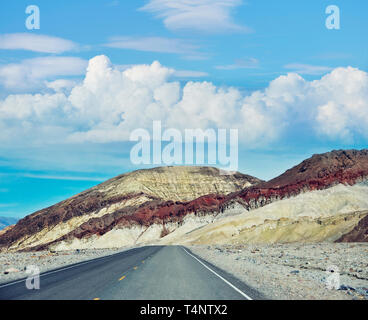 Route du désert de Death Valley National Park, California USA. Banque D'Images