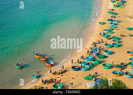 Vue aérienne de la plage de Quy Nhon avec shore line, dans la province de Binh Dinh, au Vietnam Banque D'Images