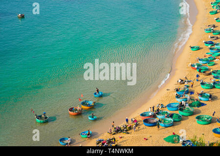 Vue aérienne de la plage de Quy Nhon avec shore line, dans la province de Binh Dinh, au Vietnam Banque D'Images