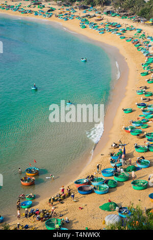 Vue aérienne de la plage de Quy Nhon avec shore line, dans la province de Binh Dinh, au Vietnam Banque D'Images