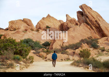 Etat d'or de Californie, Californie du Sud, Pacifique, Santa Clarita, parc naturel de Vasquez Rocks, route de terre, homme marchant, nature, nature, paysage, Banque D'Images