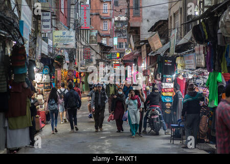 Une rue animée sur une fin d'après-midi dans le quartier touristique de Thamel à Katmandou, Népal Banque D'Images