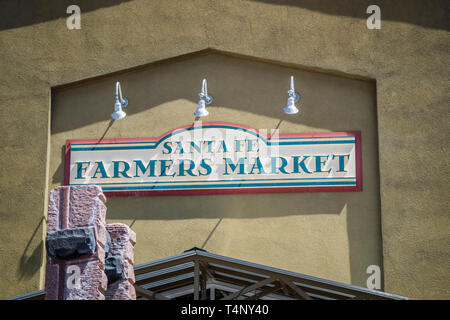 Santa Fe, NM, USA - Le 14 avril 2018 : Le Santa Fe Farmers Market Pancarte de bienvenue Banque D'Images
