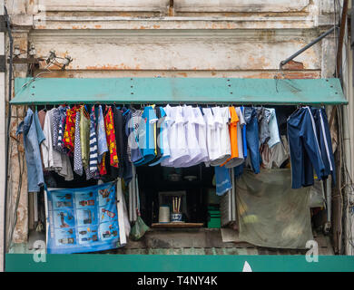 La pendaison de blanchisserie pour sécher à l'extérieur une fenêtre à Ho Chi Minh Ville, District 1. Banque D'Images