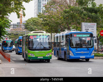 Les bus publics sur Ham Nghi Street au District 1 de Ho Chi Minh Ville au Vietnam. Banque D'Images