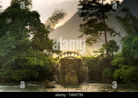 Roue à eau en bambou est l'eau de la rivière pour irriguer les champs de riz. Paysage des montagnes de la province de Cao Bang, Vietnam Banque D'Images