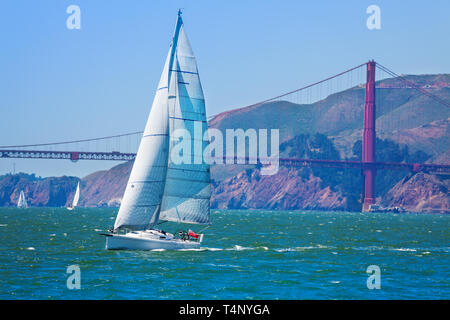 Yacht à voile blanc de la baie de San Francisco avec Golden Gate Bridge sur l'arrière-plan, USA Banque D'Images
