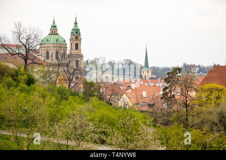 Panarama des toits de Prague et la ligne d'horizon à partir de la colline de Petrin, Prague, République Tchèque Banque D'Images