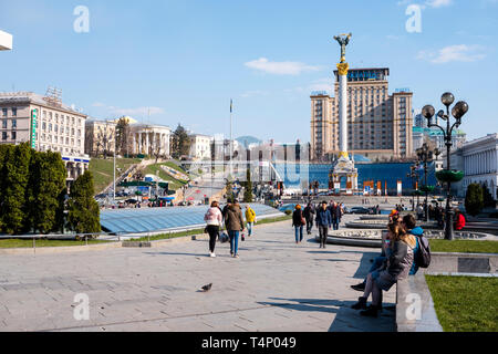 Les piétons sur une journée de printemps ensoleillée à Maidan Nezalezhnosti Maidan (carré) dans le centre de Kiev, avril 2019. Après les émeutes de 2013/2014, la place ha Banque D'Images