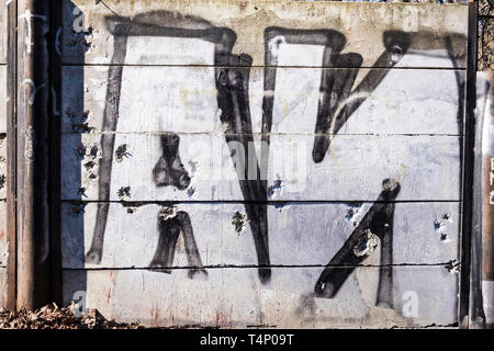 Mur de béton avec des trous d'impact Banque D'Images