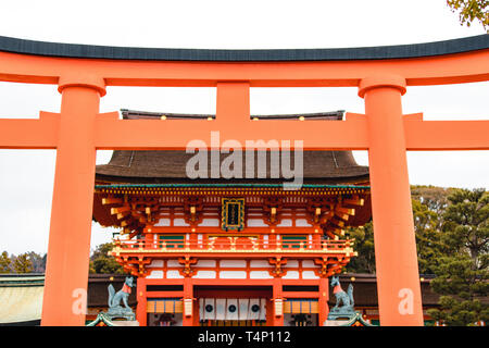 Portes Orange et des objets au Sanctuaire Fushimi Inari-Taisha culte à Kyoto, Japon Banque D'Images