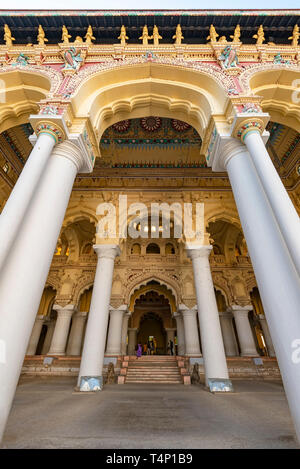 Vue verticale de l'arches et colonnades spectaculaire au Palais Thirumalai Nayak de Madurai, Inde. Banque D'Images