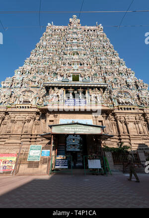 Vue verticale du gopuram décoratif au Temple Meenakshi à Madurai, Inde. Banque D'Images