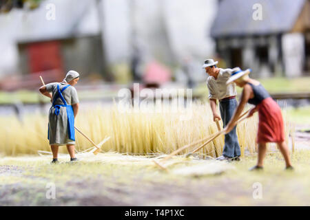 Modèle miniature de la récolte du blé, les agriculteurs à Kolejkowo, Wroclaw, Wroclaw, Wroklaw, Pologne Banque D'Images