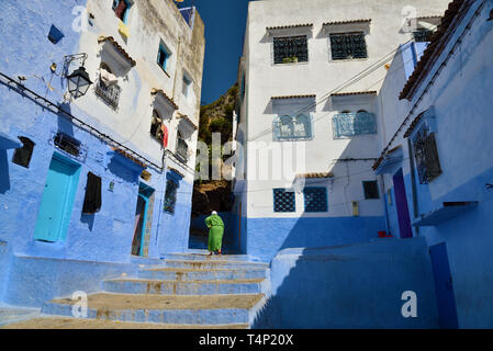 Bleu traditionnel-portes et murs peints dans la vieille ville de Chefchaouen Prises @Chefchaouen, Maroc, Afrique du Nord Banque D'Images