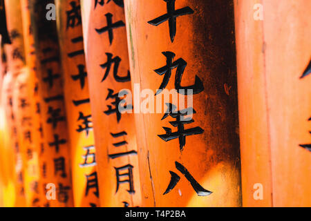 Portes Orange et des objets au Sanctuaire Fushimi Inari-Taisha culte à Kyoto, Japon Banque D'Images