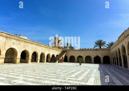 Kiosque en dôme de la cour de la grande mosquée de Sousse, Tunisie. Banque D'Images