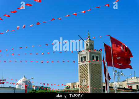 Vue sur le minaret de la mosquée de la Kasbah de la médina, Tunis, Tunisie. Banque D'Images