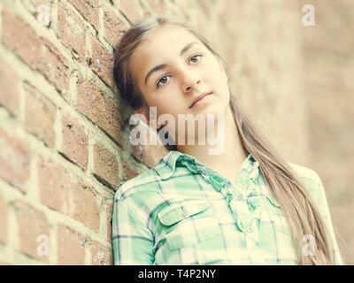 Adolescent, Fille, 13 ans, appuyé contre un mur, portrait, Allemagne Banque D'Images