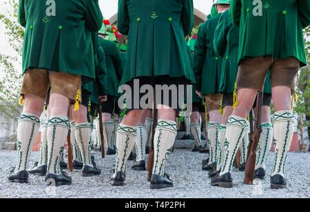 Les tireurs de montagne en costumes traditionnels bavarois avec Wadl bas, procession du Corpus Christi dans Wackersberg, Isarwinkel, Tolzer Land, Upper Banque D'Images