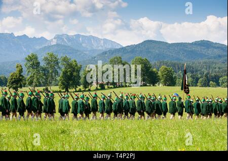 Les tireurs de montagne, procession du Corpus Christi dans Wackersberg, Isarwinkel, Tolzer Terre, Haute-Bavière, Bavière, Allemagne Banque D'Images