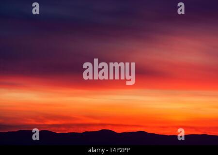 Ciel rouge le soir au coucher du soleil, derrière les montagnes du Palatinat, Heidelberg, Bade-Wurtemberg, Allemagne Banque D'Images