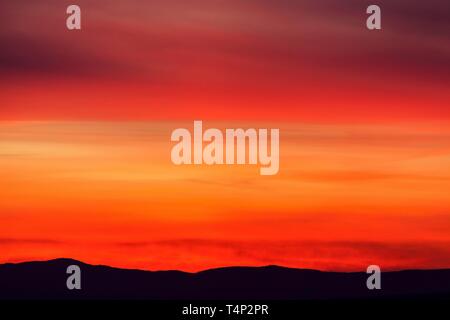 Ciel rouge le soir au coucher du soleil, derrière les montagnes du Palatinat, Heidelberg, Bade-Wurtemberg, Allemagne Banque D'Images