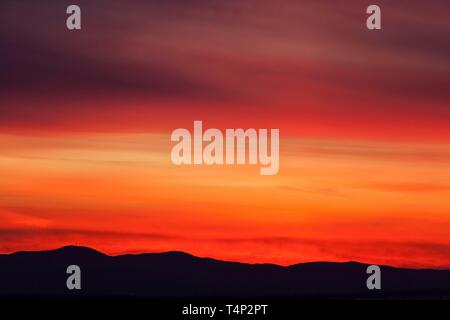 Ciel rouge le soir au coucher du soleil, derrière les montagnes du Palatinat, Heidelberg, Bade-Wurtemberg, Allemagne Banque D'Images