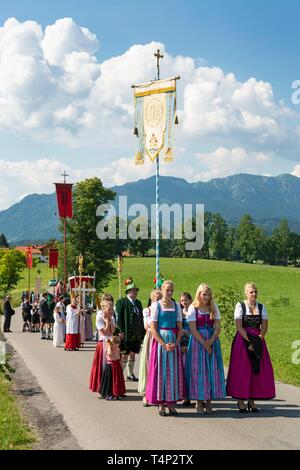 Procession du Corpus Christi, croyants en costumes traditionnels bavarois, Wackersberg, Isarwinkel, Tolzer Terre, Haute-Bavière, Bavière, Allemagne Banque D'Images