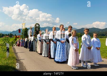 Procession du Corpus Christi, croyants en costumes traditionnels bavarois, Wackersberg, Isarwinkel, Tolzer Terre, Haute-Bavière, Bavière, Allemagne Banque D'Images